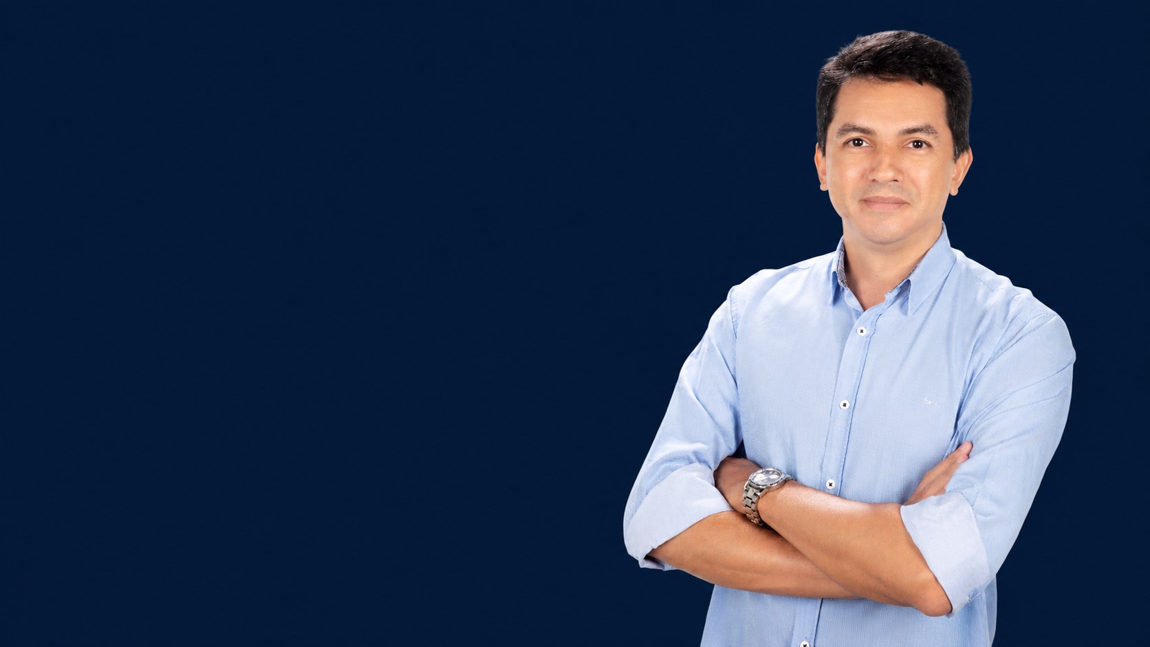 Jorge Corrêa, contador e consultor financeiro empresarial, de braços cruzados e camisa azul-clara.